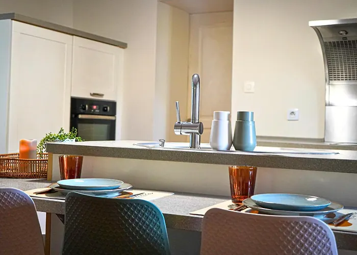 Idéal Pour Couple, Famille&pros - Jusqu'à 6 Pers - Classé 2 étoiles - Baignoire Balnéo - Espace De Travail Dédié - A 10min De La Gare Sncf, Du Centre D'angoulême, Et Du Musée De La Bd - Parking Privé Et Gratuit - Wifi Gratuit