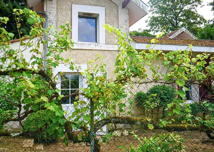 Idéal Pour Couple, Famille&pros - Jusqu'à 6 Pers - Classé 2 étoiles - Baignoire Balnéo - Espace De Travail Dédié - A 10min De La Gare Sncf, Du Centre D'angoulême, Et Du Musée De La Bd - Parking Privé Et Gratuit - Wifi Gratuit Angulema